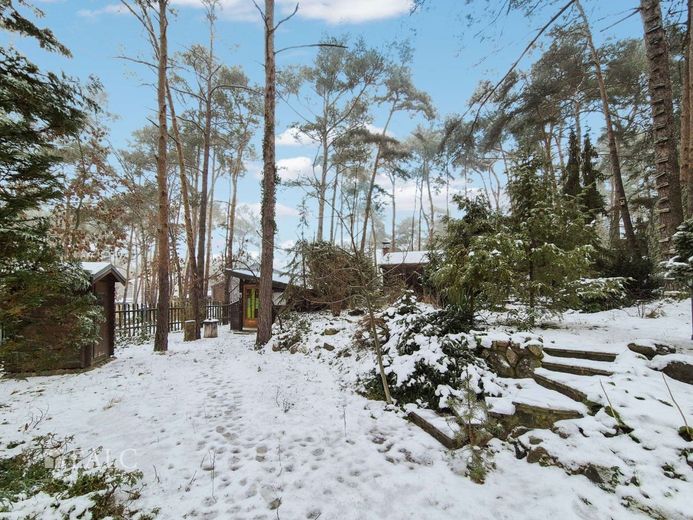 Baugrundstück mit schönem Wochenendbungalow - FALC Immobilien – Garten mit Nebengelasse