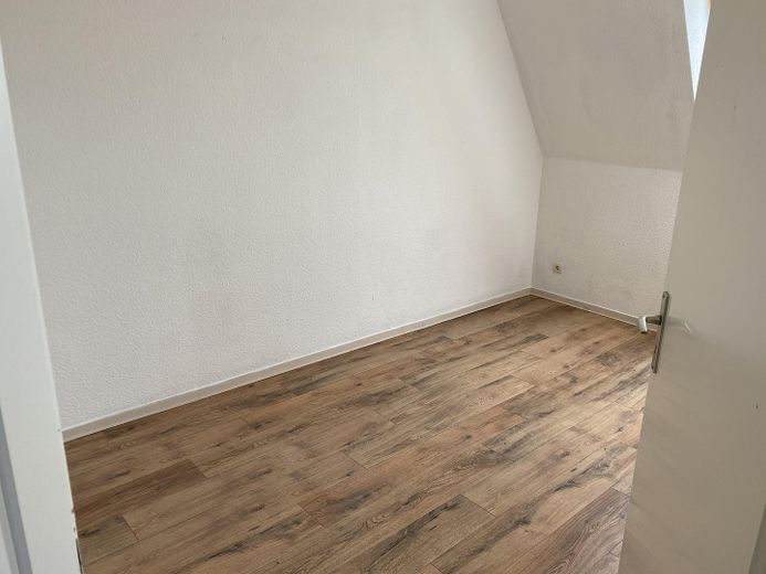 funktionale Dreiraumwohnung mit Einbauküche zentral und ruhig gelegen – Zimmer links 