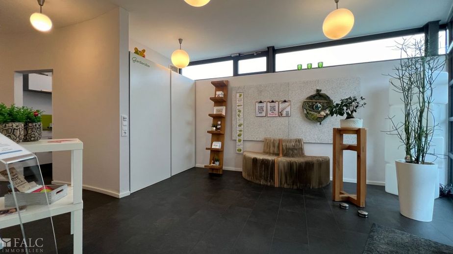 Rundum beeindruckend: Ihr neues Zuhause mit klaren Linien und großzügigen Fensterfronten – Eingangsbereich