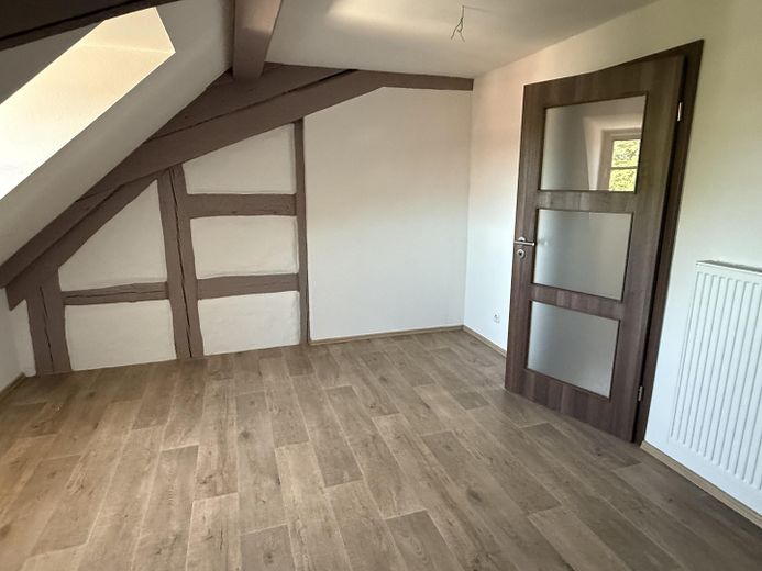 Herrschaftlich wohnen in nachhaltig sanierter DG-Wohnung mit Nebenkosten Fix-Pauschale! – Schlafzimmer 2