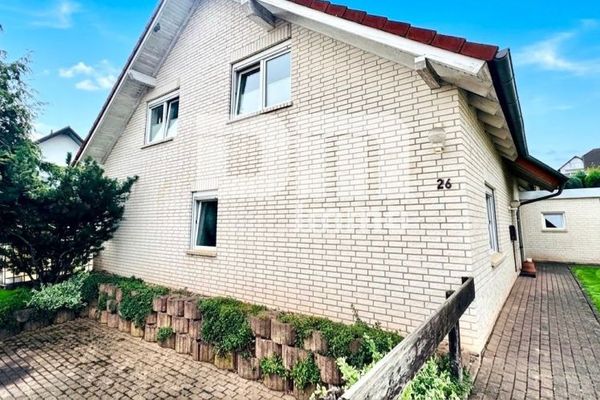 Großzügiges Ein- bis Zweifamilienhaus mit Terrasse und großem Garten
