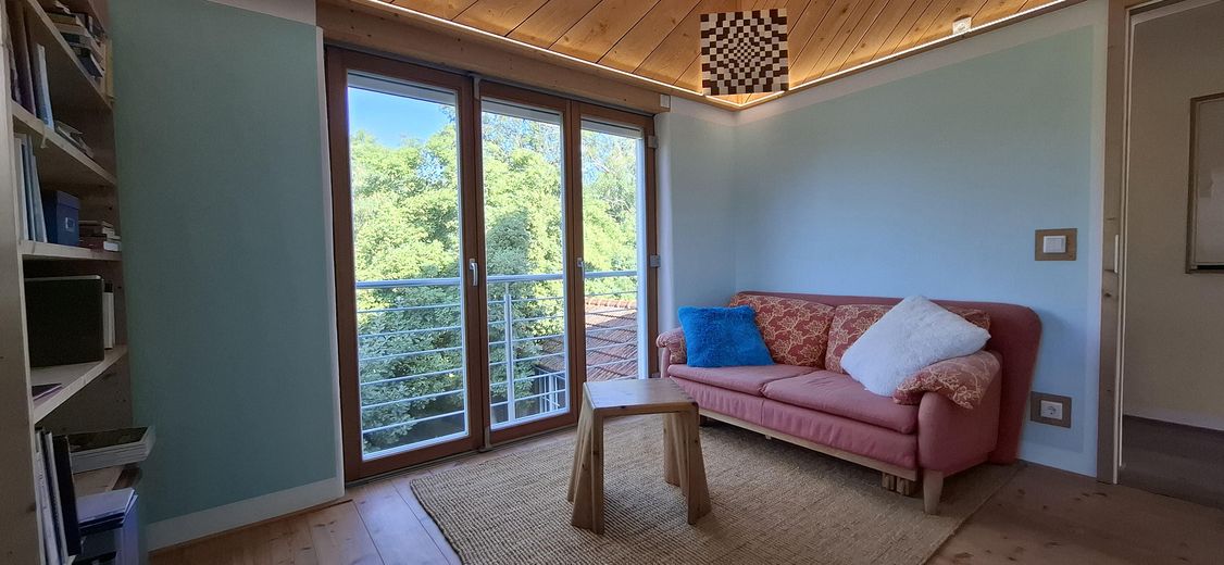 Arrivare. Respirare. Sentirsi a casa. Casa d'architetto in costruzione ecologica in legno – OG Zimmer West