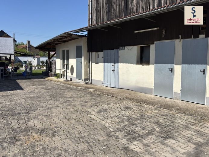 Preiswertes Haus  mit großem Hof &amp; Scheune – Hof