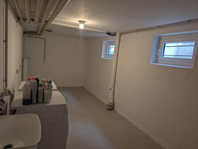 Gepflegte 6 Zimmer 152 qm DDH mit Garage und Garten in 91088 Bubenreuth – Wasch und Trockenraum