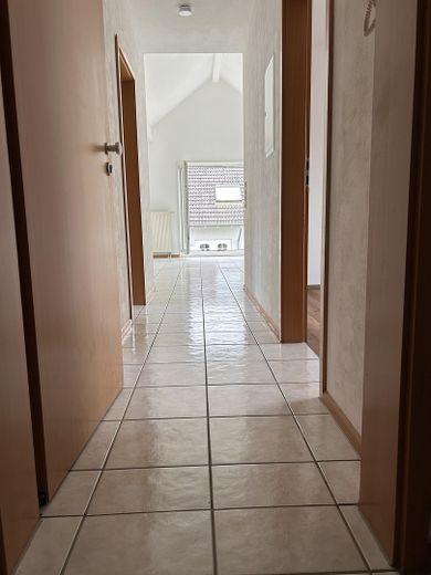 Schöne 2-Zi-Wohnung m.Balkon,Grün-& Blicklage,Kfz-Stellplatz,Keller.Am Schäfersberg-Niedernhausen – Flur von Wohnungstür aus