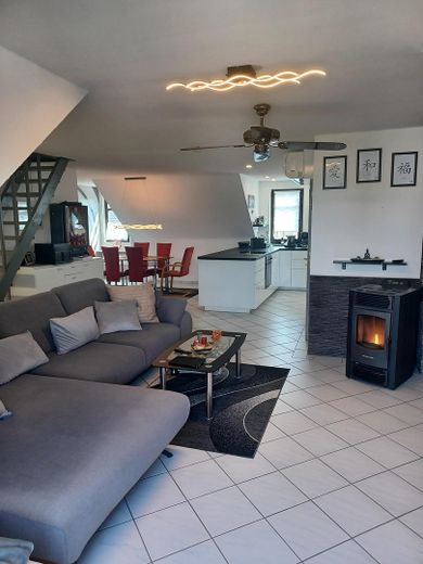 Klimatisierte mod.lichtdurchfl.DG-Whg. Pelleto+PV-Anlage,unverb.FERNSICHT+3-Fachvergl. – Wohnen