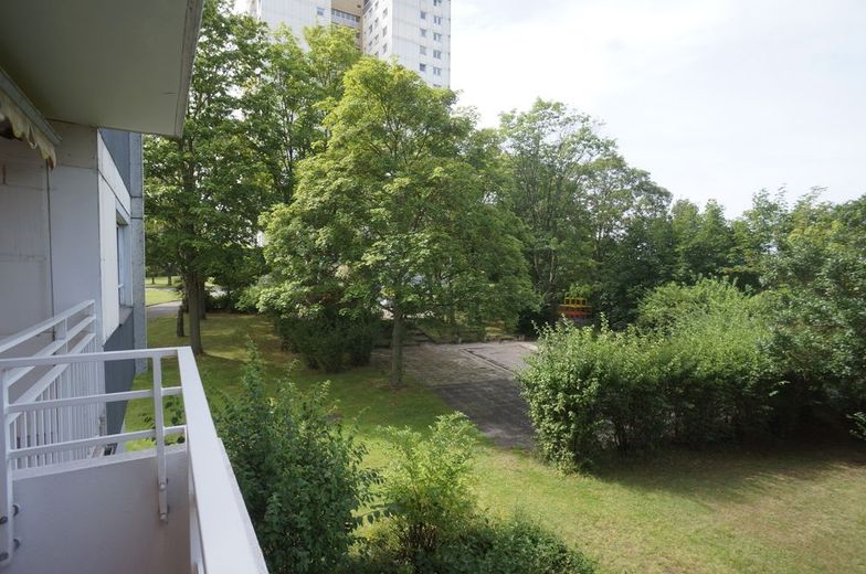MZ-Oberstadt: Ruhige, sanierte, gut geschnittene 3 Zimmerwohnung, 1. OG, gepflegte Wohneinheit. – Blick vom Balkon links