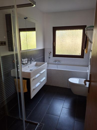 Sonnige EG-Wohnung mit EBK, Wannenbad, Kamin & Garten - von privat an privat – Bad - Wanne & Doppelwaschb.