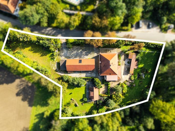 Eşsiz, komisyonsuz! Konut/lifestyle malikanesi, 3 daire, yaklaşık 480m² kullanım alanı, 800m² depo alanı, 7000 m² arsa – Anwesen mit ca. 7000 m² Grund