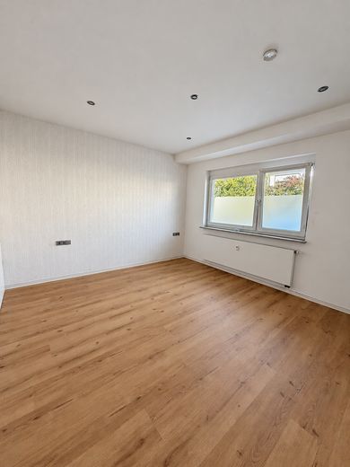 Komisyonsuz: Teraslı, konut amaçlı kullanılan bodrum katı ve hobi/sinema odalı 3,5 oda – Zimmer 1