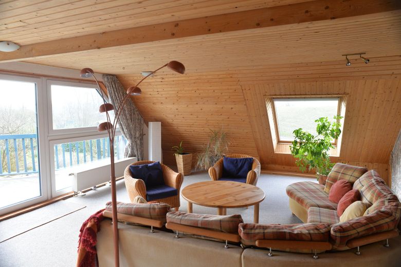 Ökologisch gebautes Holzhaus u. Nebengebäude – Wohnzimmer 