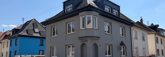 Kernsanierte 90-m²-Wohnung mit großzügiger Terrasse in vollständig saniertem Mehrfamilienhaus – Außenansicht
