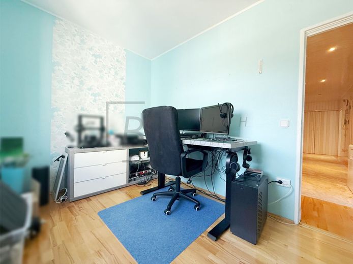 Helle 4-Zimmer-Wohnung in zentraler und familienfreundlicher Lage &amp; KFZ- Stellplatz – Büro-Kinderzimmer