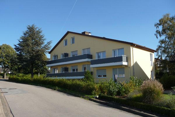 Balcone esposto a ovest, atmosfera estiva dopo il lavoro