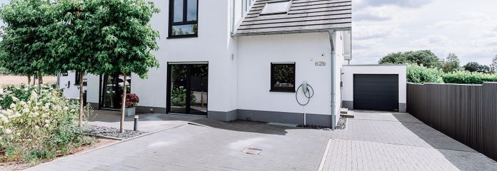Hochwertige DHH mit Südgarten, PV, Wohnraumlüftung, 2 Wallboxen & ausgebautem Dachgeschoss – Hausaußenansicht (Nordseite)