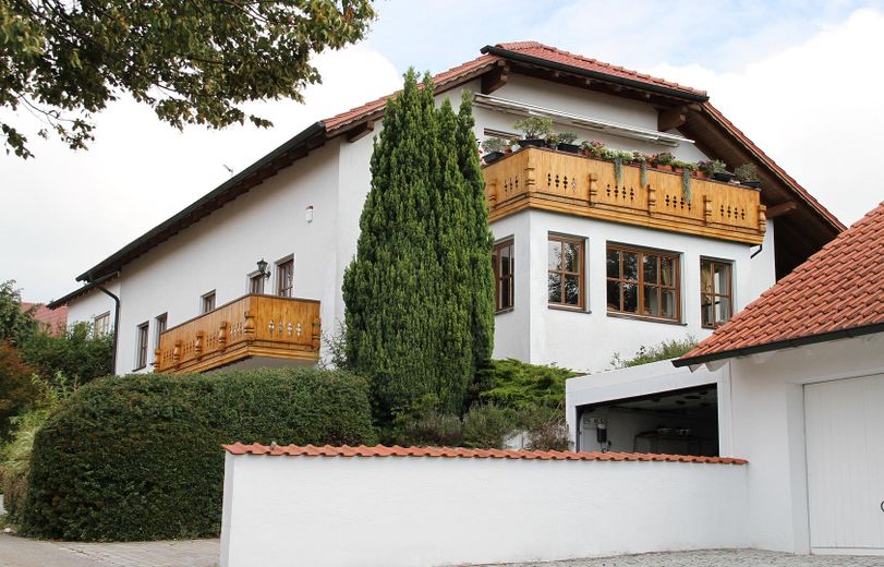 Traumwohnung m. Garten in bester Wohnlage Ende Sackgasse mit Blick in die Alpen mit PV Anlage – Aussenansicht