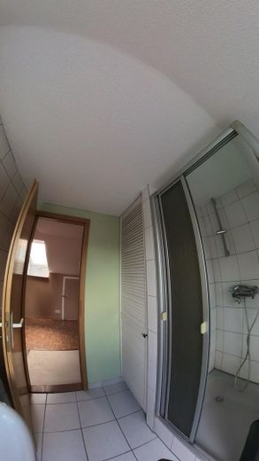 Mieszkanie dwupoziomowe 85 m² w pobliżu kampusu, bezpośrednio przy Ringgleis + 55 m² zaadaptowanej powierzchni użytkowej na poddaszu – Bad im DG (Dusche)