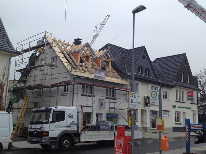 Edificio residencial y comercial en una ubicación céntrica de Lohmar – Errichtung neues Dach
