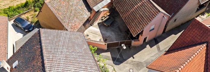 IMMORath.de – Historisches Schulhaus in absolut ruhiger Lage am Bach