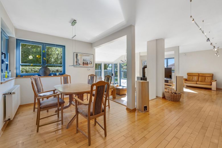 Zedernholzhaus mit Sauna, Werkstatt und Garten: viel Platz zum Wohnen, Arbeiten und Entspannen – Wohnzimmer - Essbereich