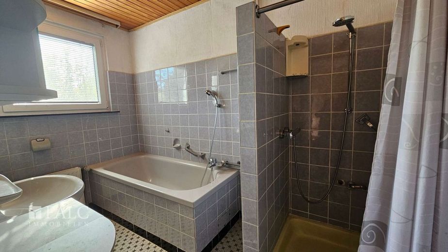 Die Lage ist entscheidend, und die ist top ! – Badezimmer EG