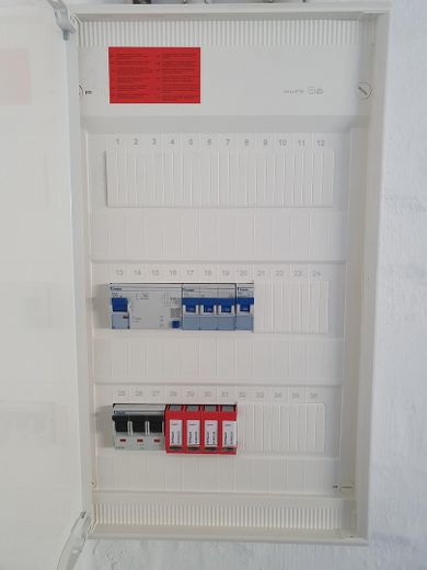 Appartamento molto luminoso, dalla disposizione moderna, con balcone (un tocco di Skywalk), garage incluso – Elt.Unterverteilung Garage