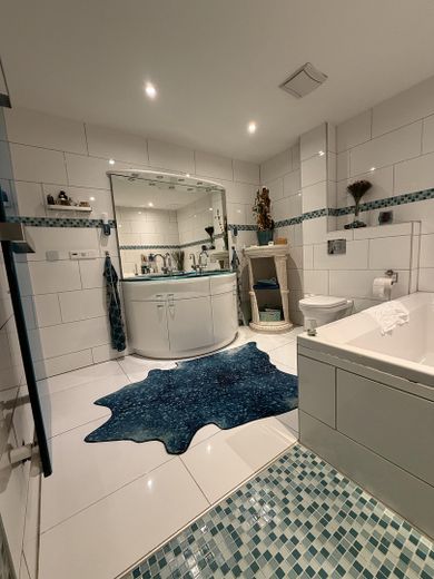 Casa rural con factor WOW: grandes naves, jardín de ensueño y cocina exterior de lujo – Foto 9