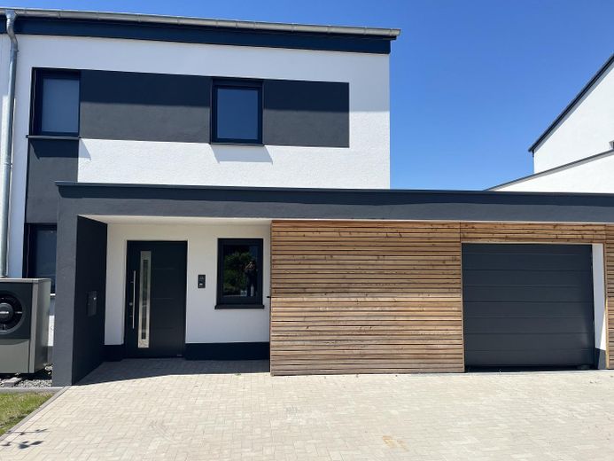 Einfamilienhaus - Erstbezug • provisionsfrei – Vorderseite
