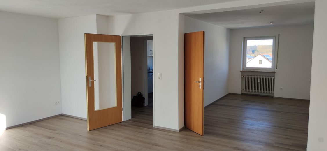 Schöne 2,5-Zimmer Wohnung im 3. OG mit Einbauküche, Balkon und Garage – Wohn- & Esszimmer