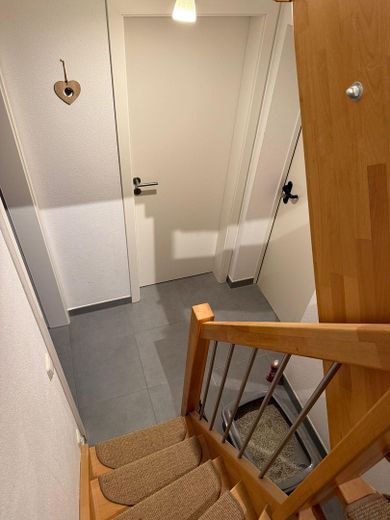 Vivienda con jardín y sensación de casa dentro de casa | Jardín de 135 m² | Sala de ocio interna | Plaza de aparcamiento en garaje subterráneo – Zugang zum Hobbyraum