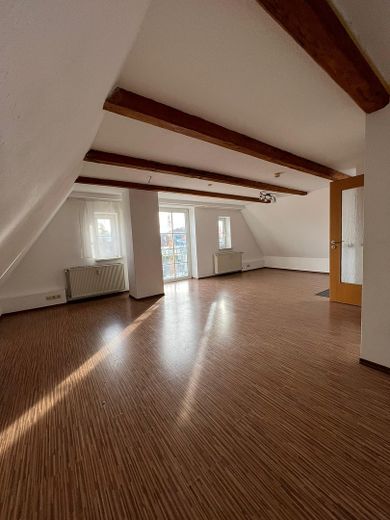 Dach-Wohnung im Herzen von Mindelheim – Wohn-Ess-und Schlafzimmer