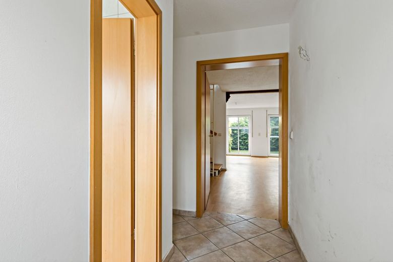 Charmantes Reihenmittelhaus mit viel Platz, Keller und Garten in gefragter Lage von Zwintschöna – Flur