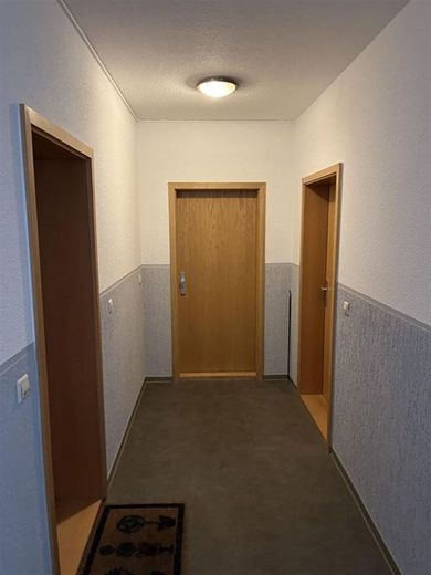 Helle und vermietete Maisonette DG 2-Zi. mit Balkon, Aufzug, Laminat, Wanne und Dusche in Bestlage * – Treppenhaus