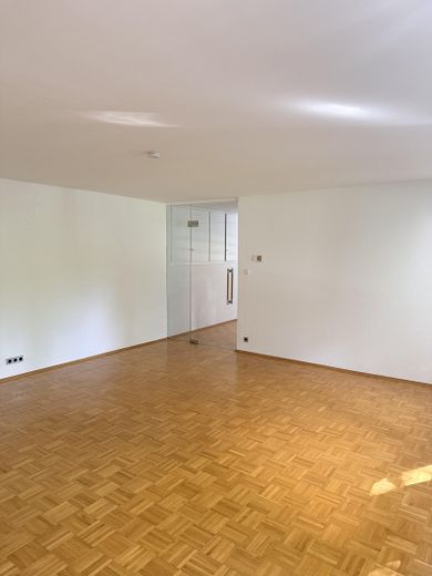 Ankommen und wohlfühlen: Helle 2-Zimmer-Wohnung im Zweifamilienhaus in Herne-Eickel – Wohnzimmer in den Raum