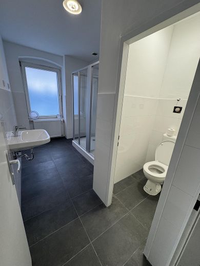 Immeuble commercial complet avec 10 chambres rénovées, un rez-de-chaussée à usage flexible et un potentiel d’aménagement dans les combles – 1. und 2. OG - Zimmer 