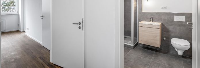 Kernsanierte 2-Zimmer-Wohnung mit Balkon | ideal für Eigennutzer und Kapitalanleger – Blick vom Flur