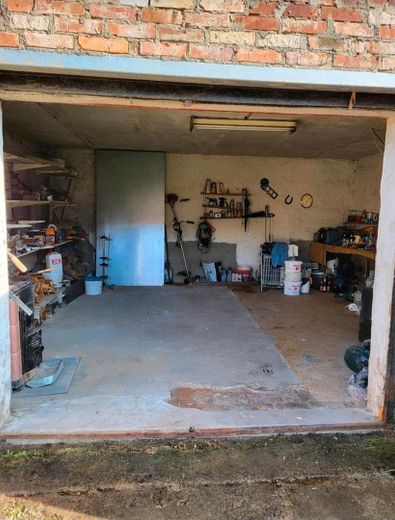 Einfamilienhaus mit großem Grundstück – Garage