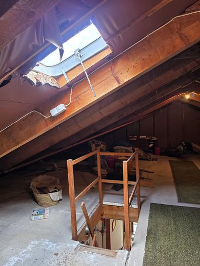 Provisionsfrei: Großzügiges Einfamilienhaus in ruhiger Aussichtslage mit teilbarem Großgrundstück – Bühnenraum mit Dachfenster