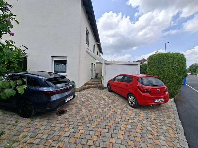 DHH Königsbrunn – Stellplatz und Garage
