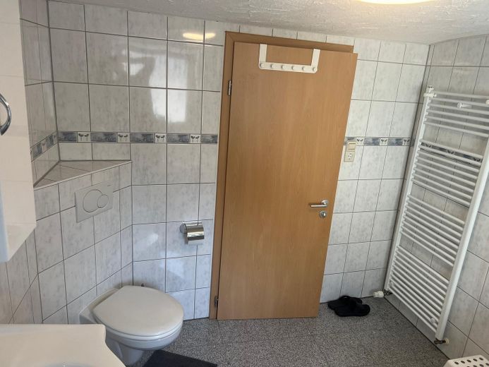 Großzügige teilmöblierte 4-Zimmerwohnung mit Balkon & EBK – Badezimmer1undWC_andere_Sicht