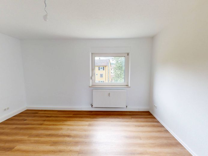 Zomer, zon, besparen: 2 netto koude huren cadeau! 2-kamerappartement met BALKON op loopafstand van de oever van de Main – Ansicht I: Schlafzimmer