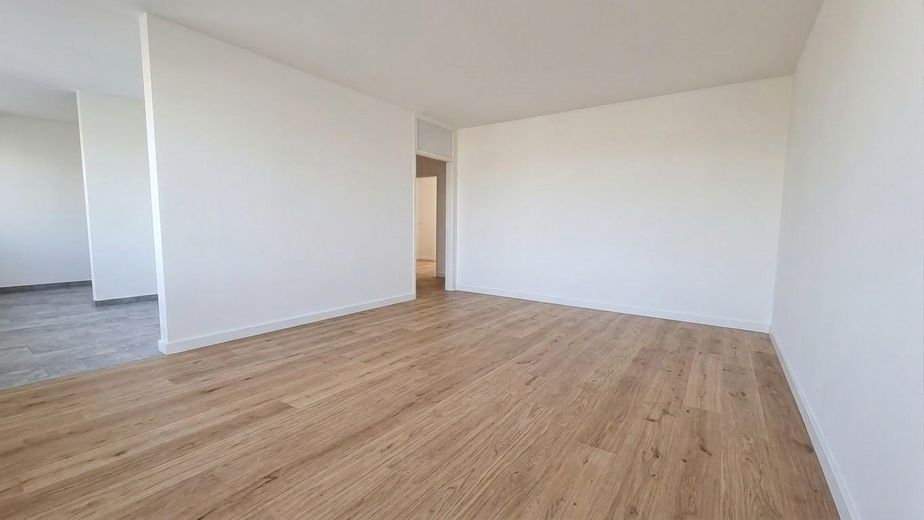 कमीशन-मुक्त! 3,5 कमरों का अपार्टमेंट 78m² – KI: Neuer Laminat Wohnzimmer