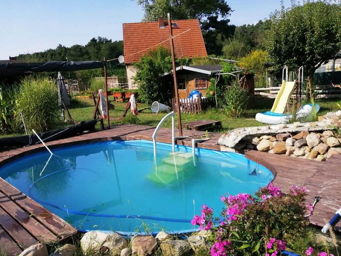 Blick auf Pool und Gartenhaus