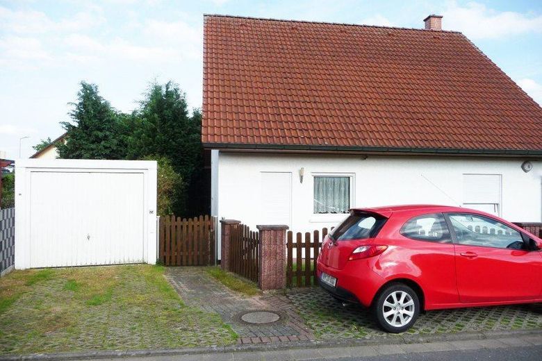 Schönes modernes Einfamilienhaus in guter Lage – Westseite, Garage, Stellplätze
