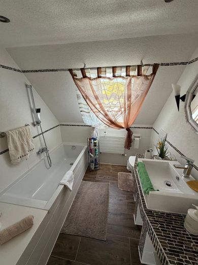 Bezugsfertiges Einfamilienhaus mit großem Blk, Garage, 2 Bädern und sonnigem Grundstück – Bad
