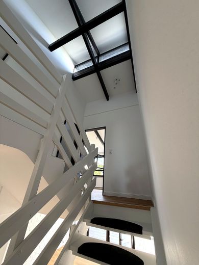 Neuwertiges Reihenmittelhaus, Fußbodenheizung, eigenem Garten & Garage – Treppenhaus