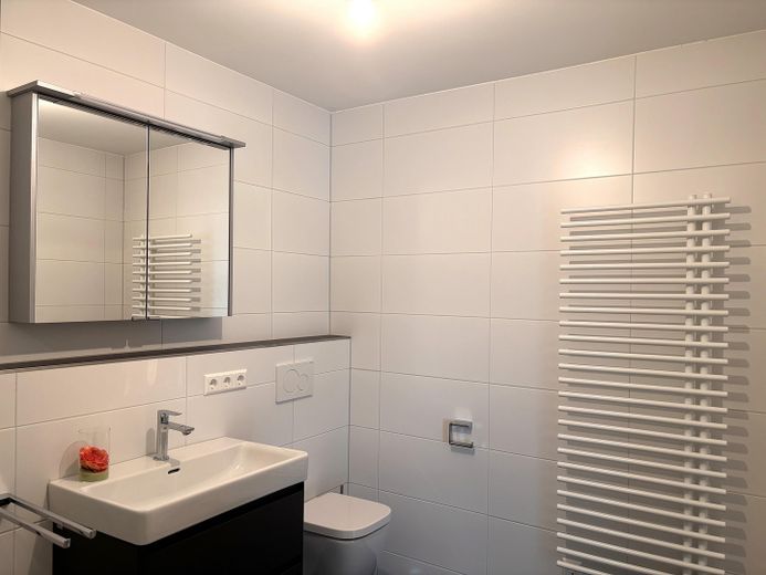 Appartement neuf moderne de 2 pièces avec cuisine, balcon et 2 places de stationnement à Nürtingen-Oberensingen – Bad
