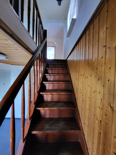 Günstiges, gepflegtes freistehendes Einfamilienhaus mit EBK in Kirchzell (Odw.) – Treppen