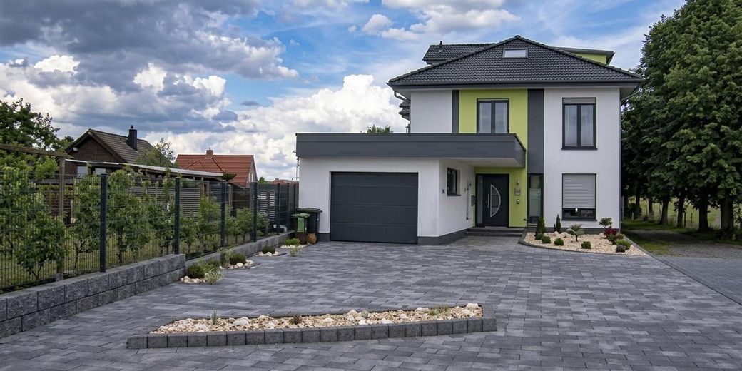 Moderne Luxusvilla: 432 m² Wohnfläche, PV-Anlage, Wärmepumpe & Sauna – Außenansicht und Garage