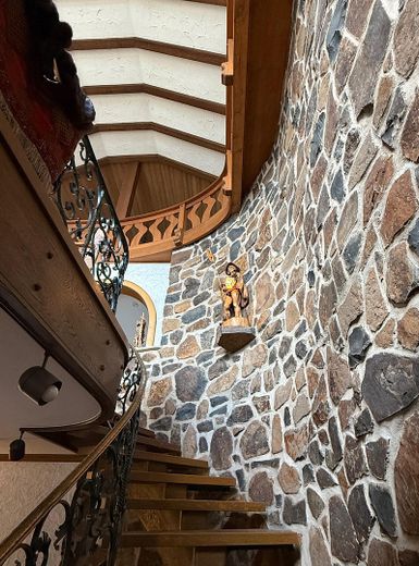 Viel Raum zum Leben: Riesige Landhausvilla in Neuhof/Fulda! – Treppe mit Basaltsteinwand